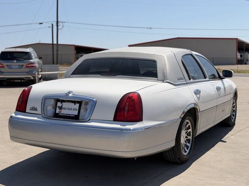 Used 2002 Lincoln Town Car Signature RWD image 6