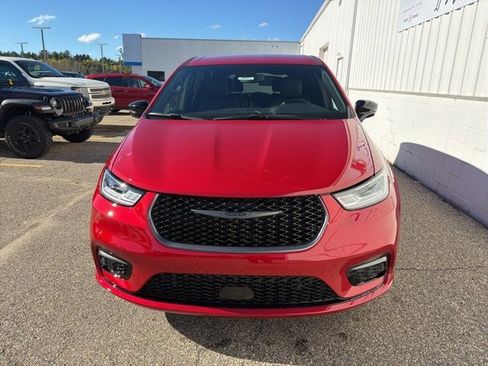 New 2026 Chrysler Pacifica Select image 4