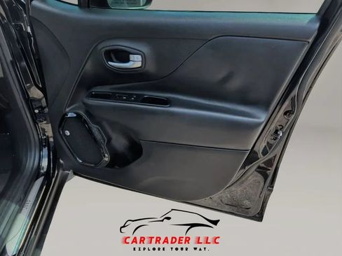 Used 2017 Jeep Renegade Altitude FWD image 16