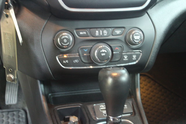 Used 2019 Jeep Cherokee Latitude w/ Cold Weather Group FWD image 20