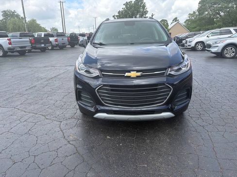 Used 2022 Chevrolet Trax LT w/ Premium Seat Package AWD/4WD image 2