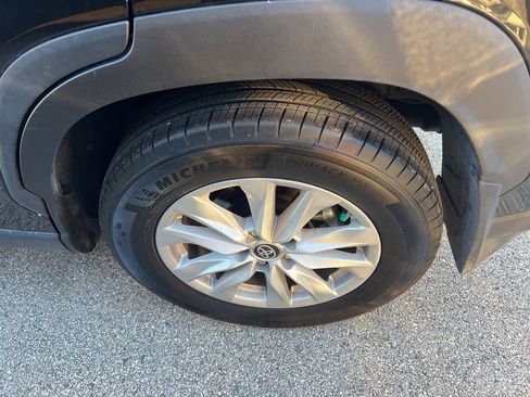 Used 2024 Toyota Corolla Cross LE image 11