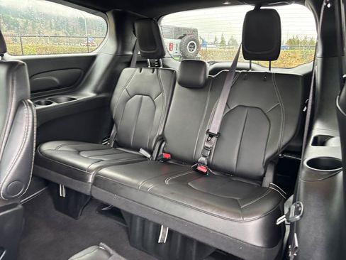 Used 2025 Chrysler Pacifica Select image 35
