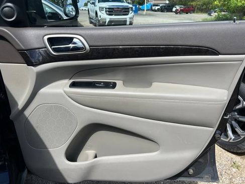Used 2011 Jeep Grand Cherokee Laredo AWD/4WD image 8
