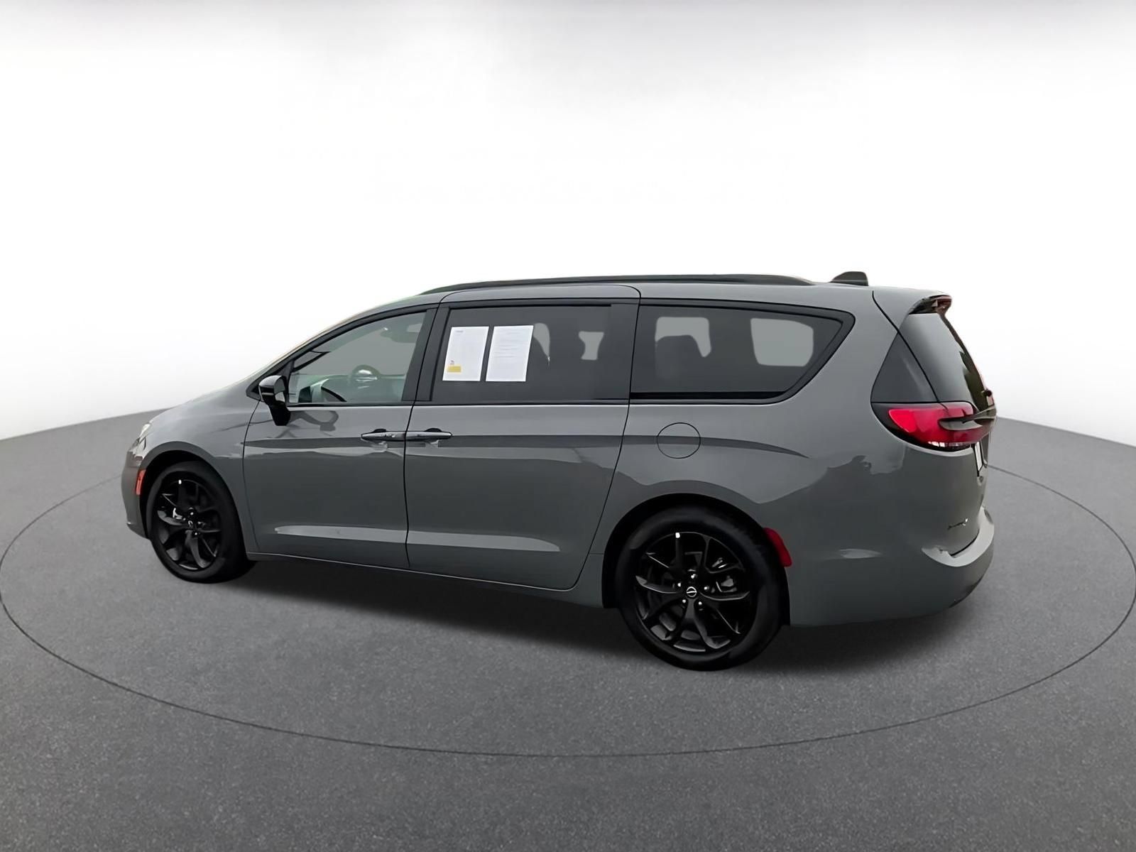 Used 2025 Chrysler Pacifica Limited FWD image 9