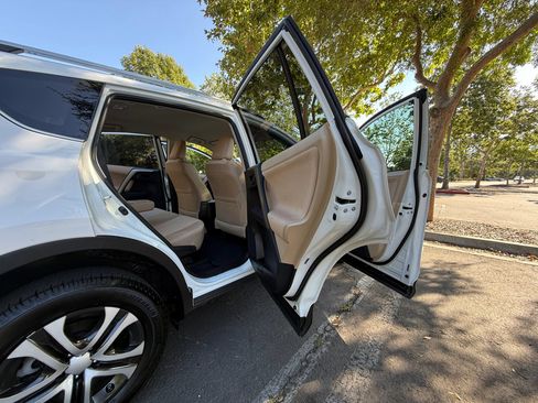 Used 2013 Toyota RAV4 LE AWD/4WD image 18