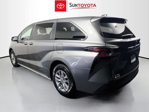 Used 2026 Toyota Sienna LE FWD image 6