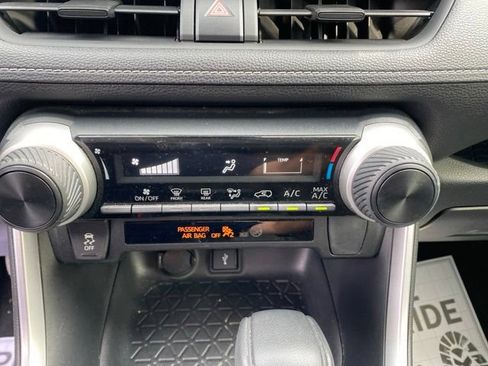 Used 2021 Toyota RAV4 LE FWD image 11
