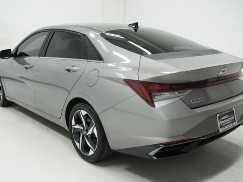 Used 2021 Hyundai Elantra Limited FWD image 4