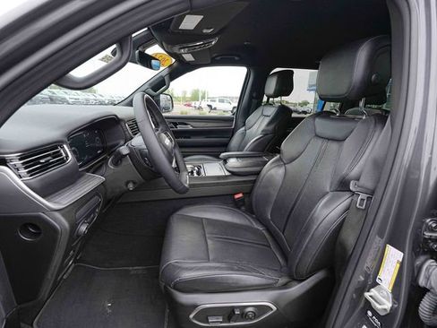 Used 2024 Jeep Wagoneer L Series II w/ Flexible Seating Group AWD/4WD image 17
