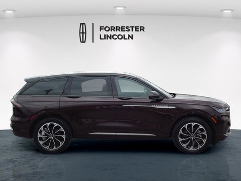 Used 2024 Lincoln Nautilus Reserve AWD/4WD image 2