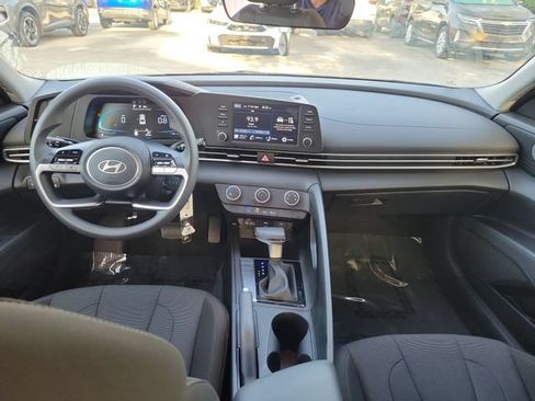Used 2025 Hyundai Elantra SE FWD image 8