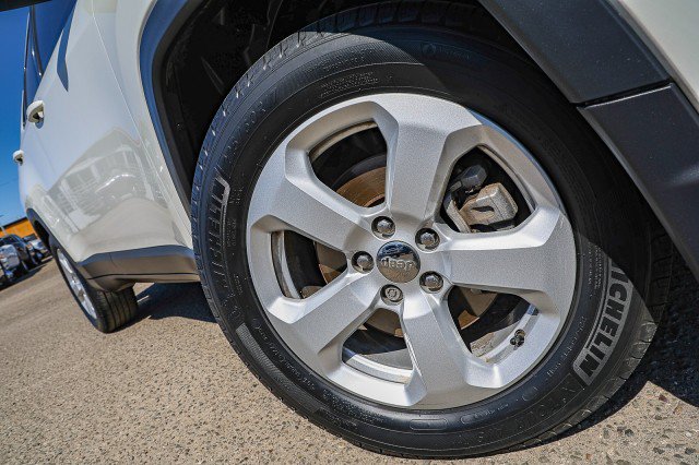Used 2018 Jeep Compass Latitude w/ Popular Equipment Group FWD image 2