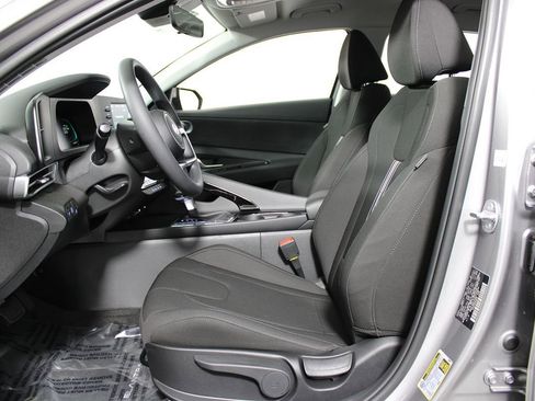 Used 2025 Hyundai Elantra Blue image 9