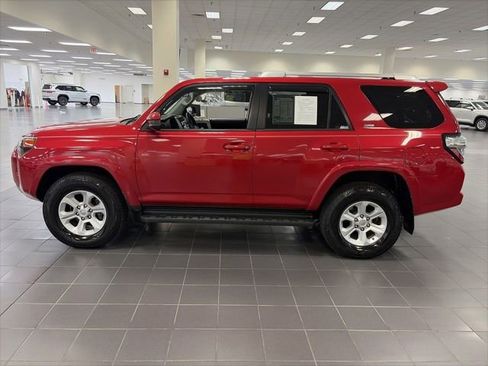 Used 2017 Toyota 4Runner SR5 AWD/4WD image 4
