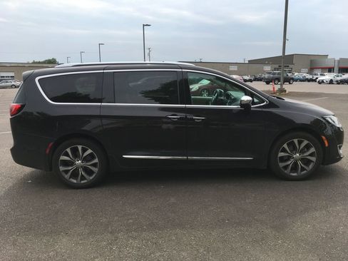 Used 2017 Chrysler Pacifica Limited FWD image 7