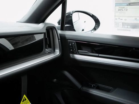 Certified 2025 Porsche Cayenne image 22