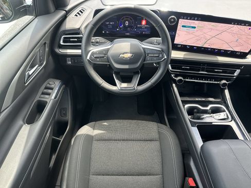 Used 2025 Chevrolet Traverse LT FWD image 17