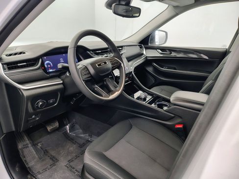 Used 2023 Jeep Grand Cherokee Laredo w/ Luxury Tech Group I AWD/4WD image 43