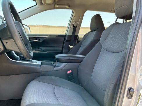 Used 2021 Toyota RAV4 XLE FWD image 17