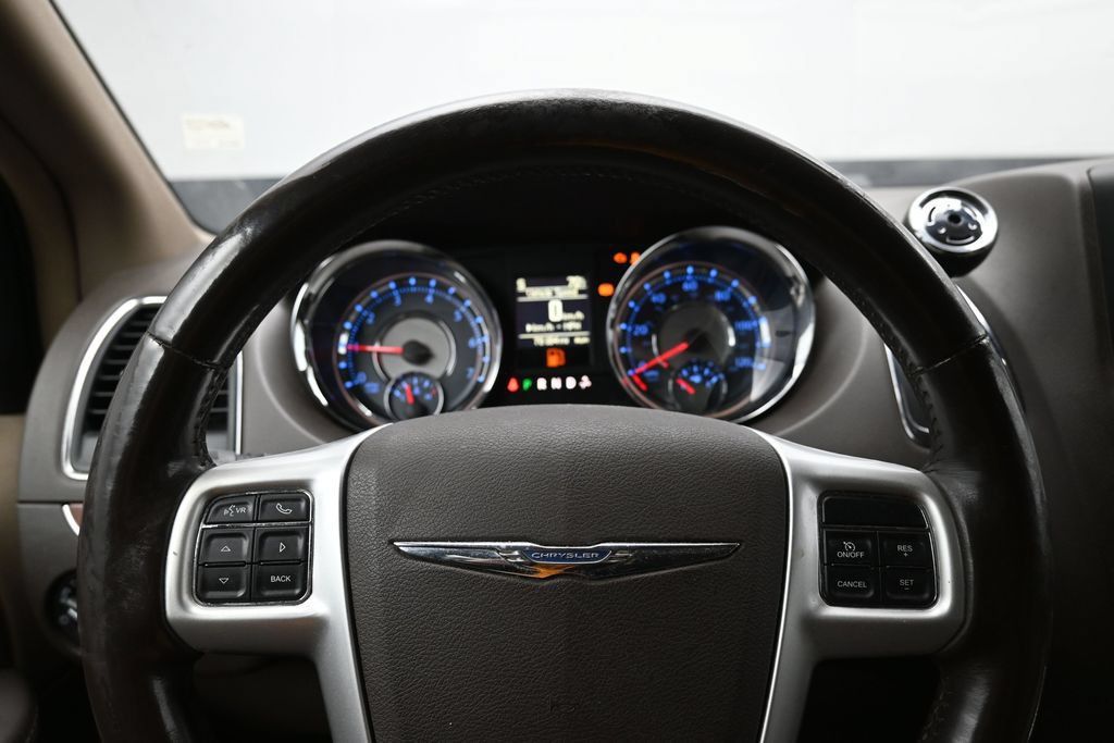 Used 2016 Chrysler Town & Country Touring w/ Driver Convenience Group FWD image 13