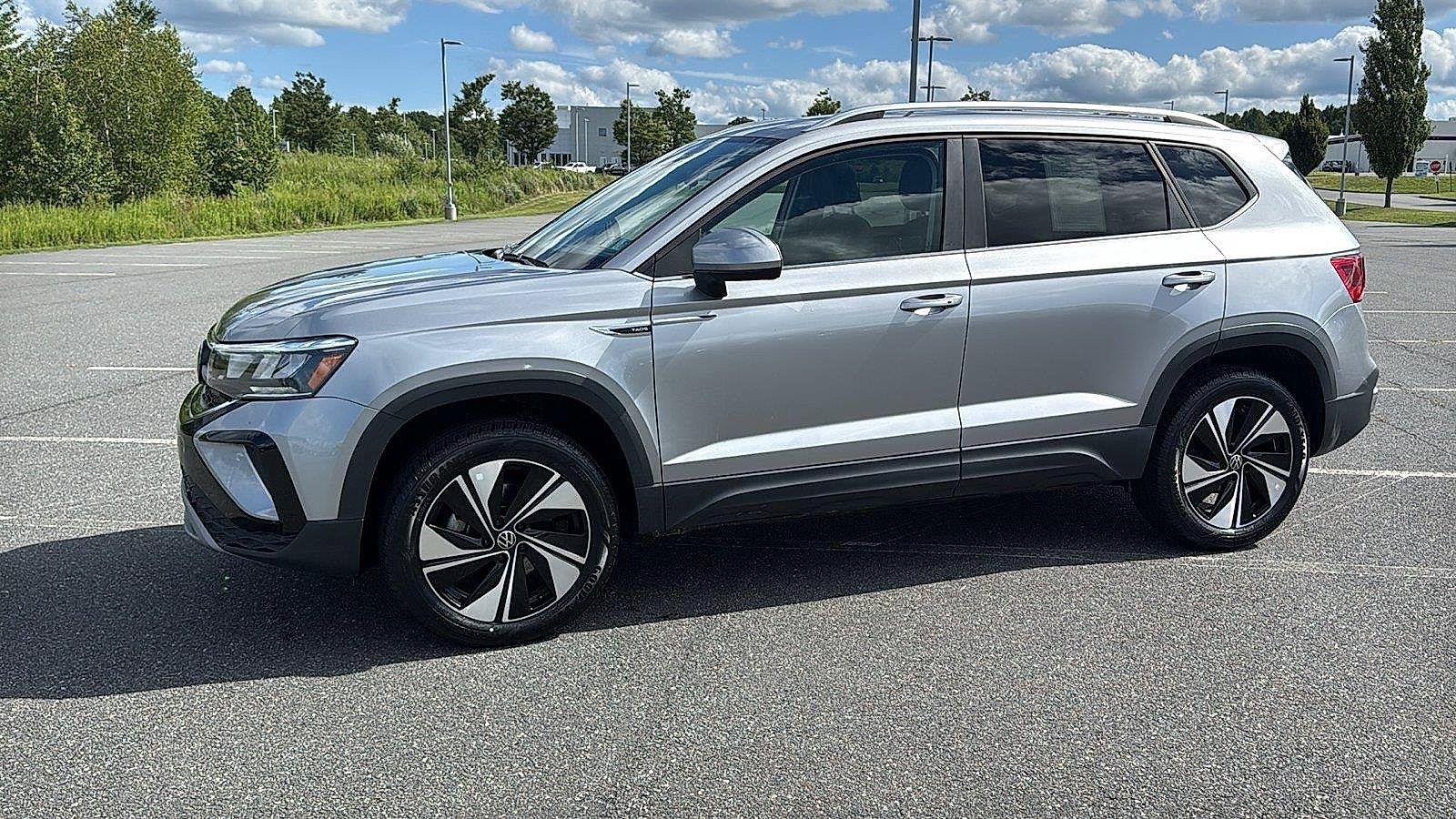 Used 2023 Volkswagen Taos SE w/ Panoramic Sunroof Package AWD/4WD image 12