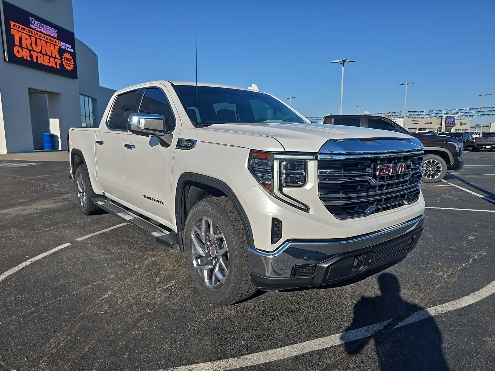 Used 2023 GMC Sierra 1500 SLT w/ SLT Premium Package AWD/4WD image 3