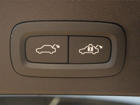 Used 2021 Volvo XC40 P8 Recharge w/ Advanced Package image 7