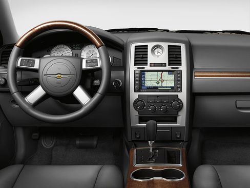 Used 2010 Chrysler 300 Touring RWD image 4