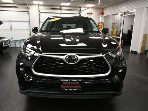 Certified 2023 Toyota Highlander XLE image 2