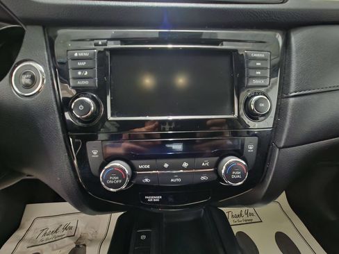 Used 2019 Nissan Rogue SV w/ Premium Package image 17