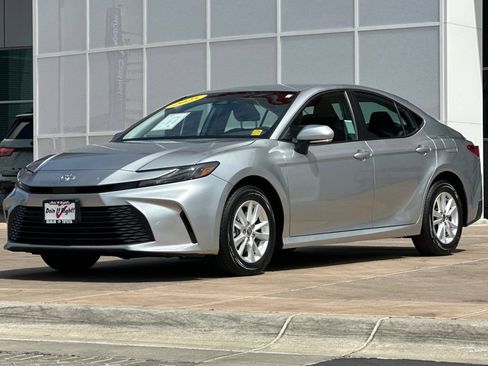 Used 2025 Toyota Camry LE AWD/4WD image 8