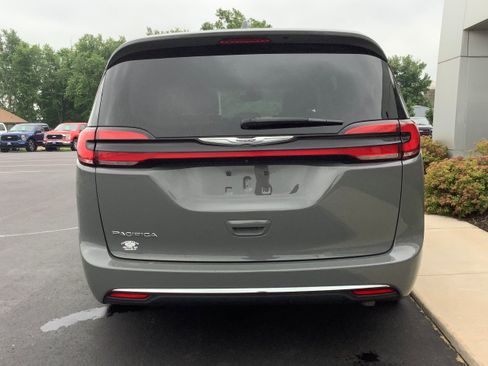 Used 2022 Chrysler Pacifica Touring-L FWD image 5