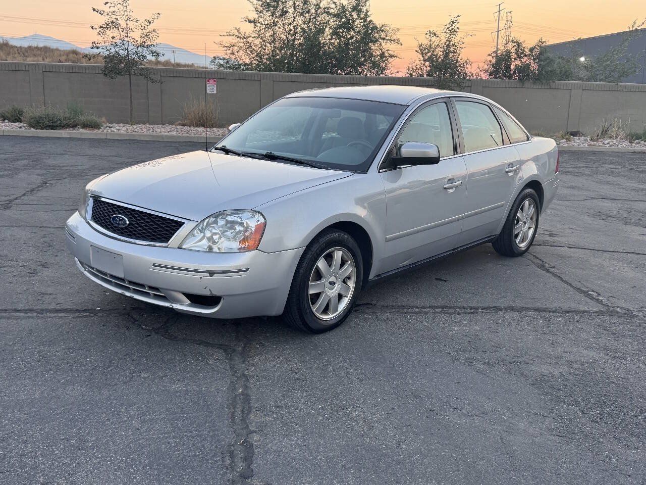 Used 2005 Ford Five Hundred SE FWD image 2