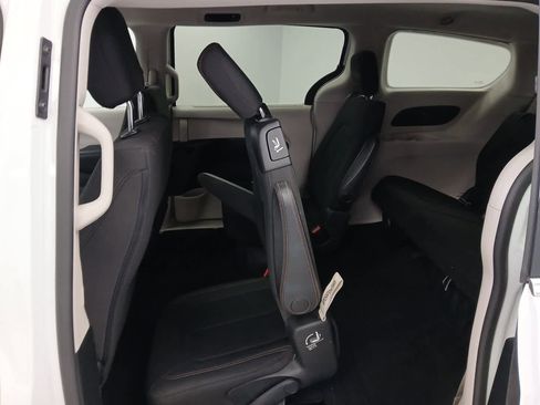 Used 2019 Chrysler Pacifica Touring Plus w/ Cold Weather Group image 13