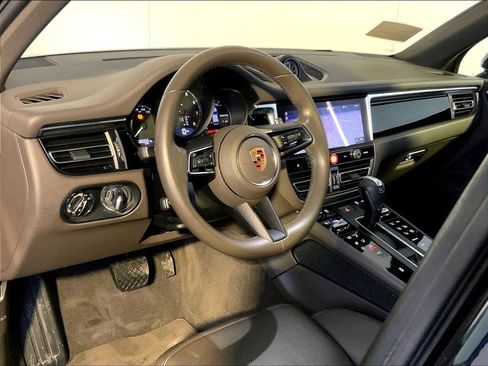 Certified 2023 Porsche Macan image 4