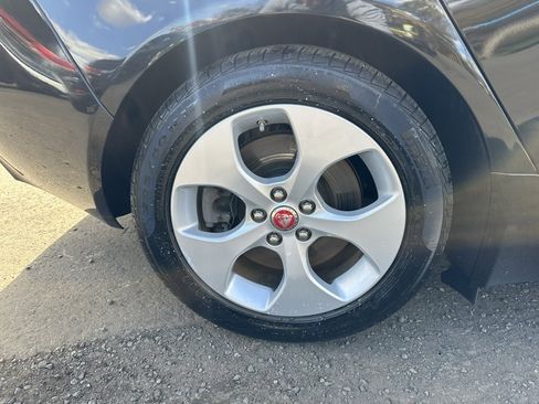 Used 2018 Jaguar XE Premium image 24