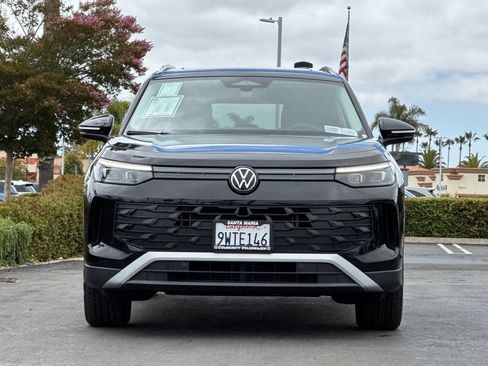 Used 2025 Volkswagen Tiguan SE AWD/4WD image 9