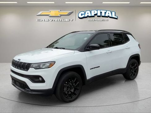 Used 2023 Jeep Compass Latitude w/ Convenience Group AWD/4WD image 1