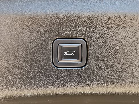 Used 2023 Buick Enclave Essence w/ Sport Touring Edition image 7