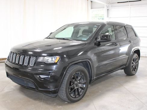 Used 2018 Jeep Grand Cherokee Altitude RWD image 4