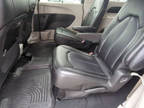 Certified 2023 Chrysler Pacifica Touring-L FWD image 24