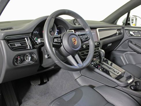 Used 2024 Porsche Macan w/ Premium Plus Package image 4