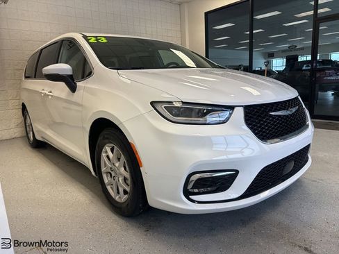 Used 2023 Chrysler Pacifica Touring-L image 1