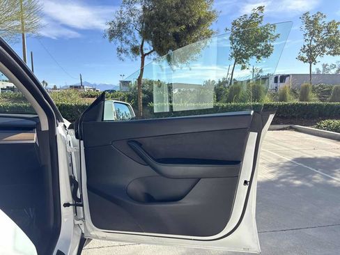 Used 2022 Tesla Model Y Long Range image 18