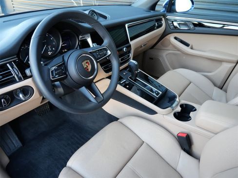 Used 2025 Porsche Macan image 4