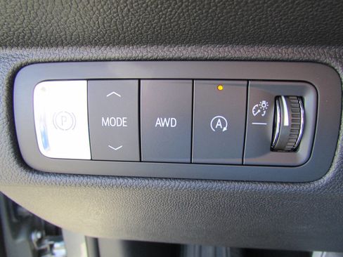 Used 2025 Chevrolet Traverse LT image 29