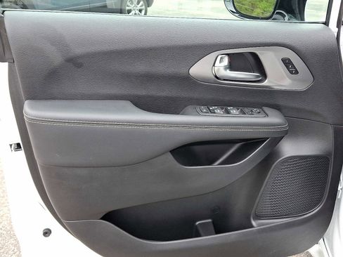 Used 2026 Chrysler Pacifica Select FWD image 12