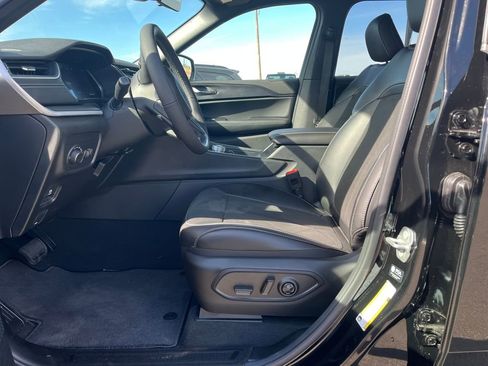 New 2025 Jeep Grand Cherokee L Altitude image 12