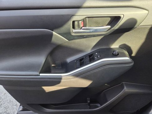 Certified 2024 Toyota Highlander XLE image 27